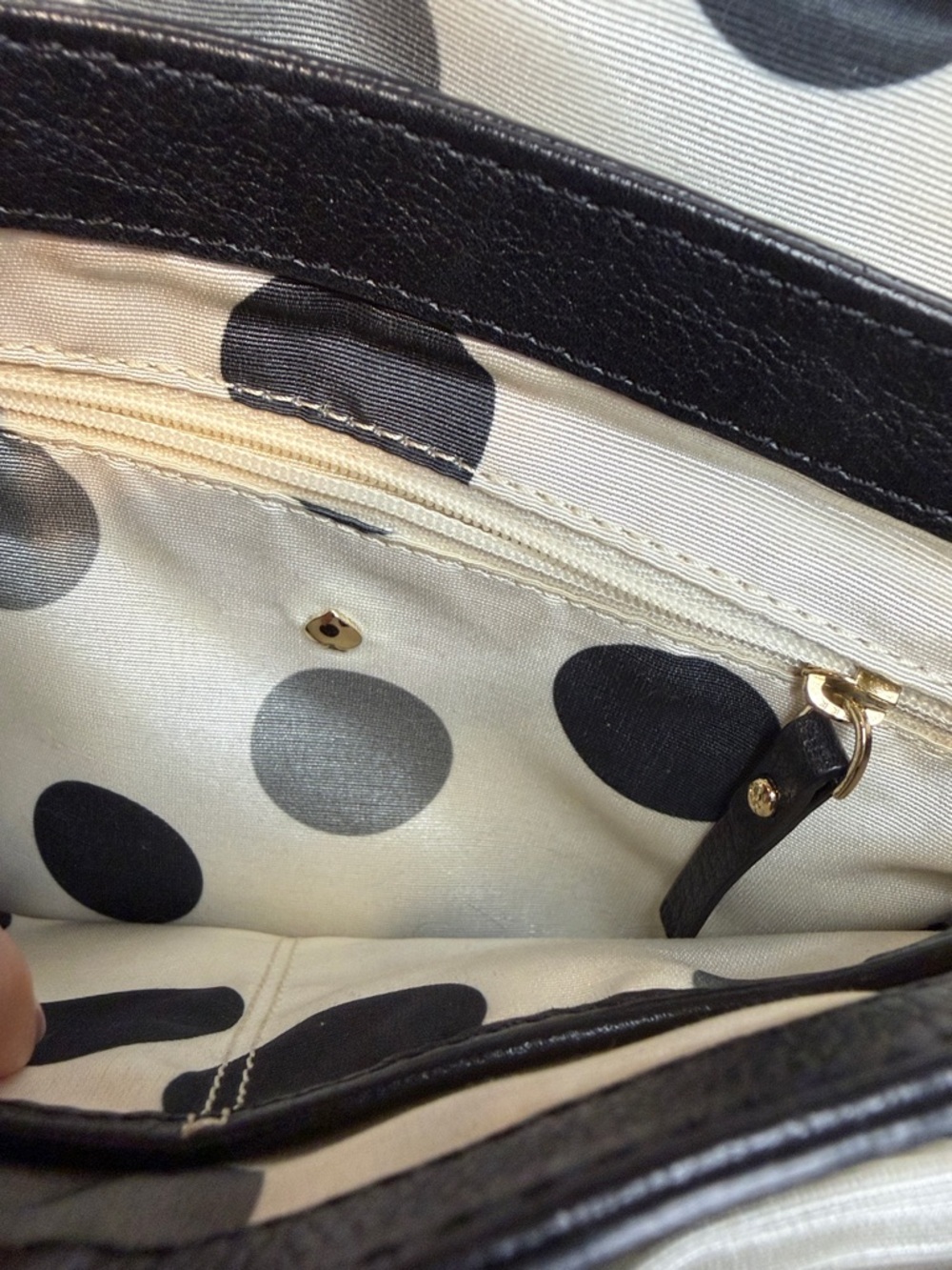 KATE SPADE Classic Black Leather Shoulder Bag with Gold Turn-Lock - Picture 5 of 8